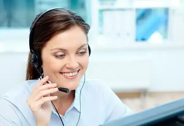 close-up-der-geschaeftsfrau-mit-den-kunden-sprechen Kopie Optiwork